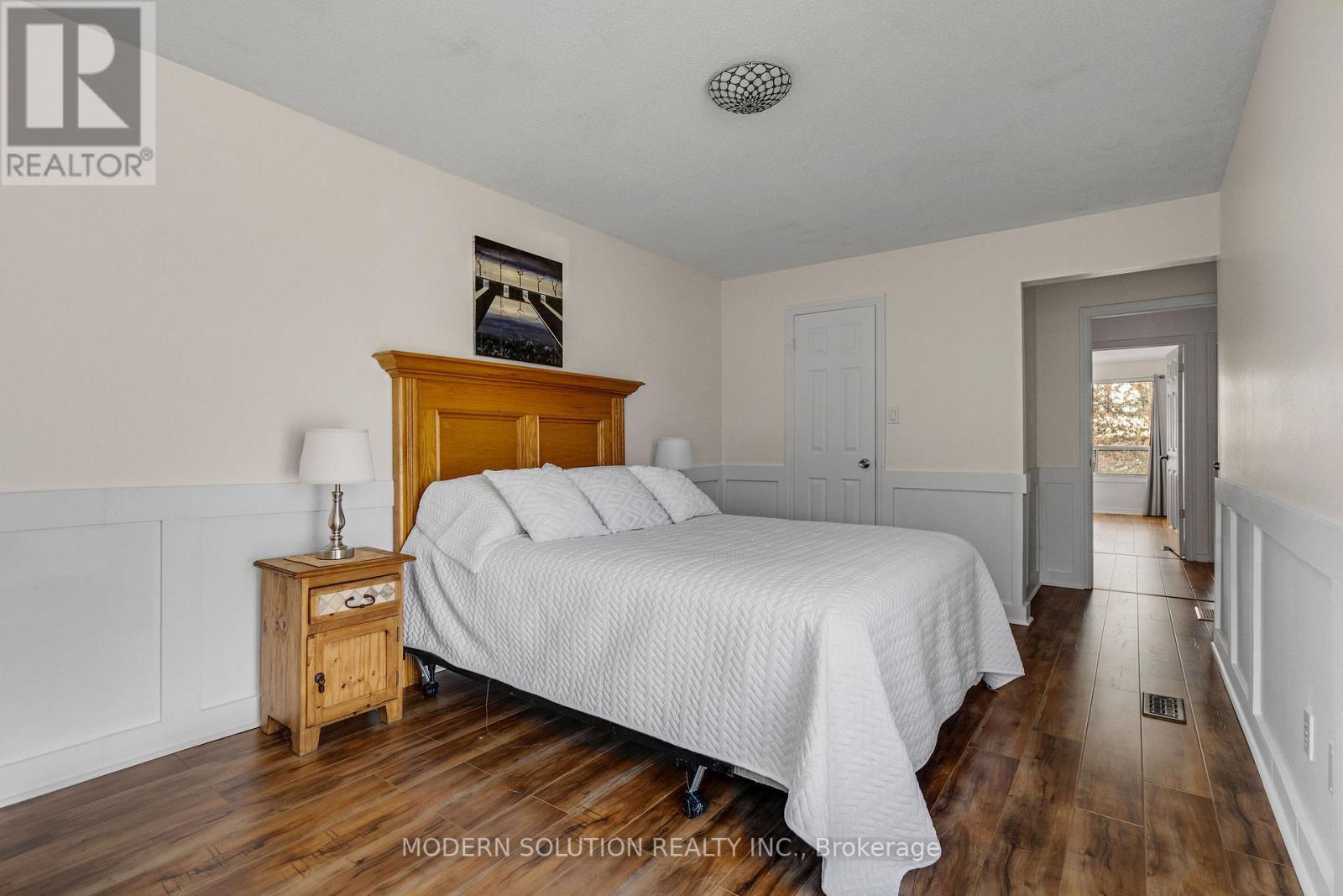 Photo 20 of 25 1021 Cedarglen Gate, Mississauga ON