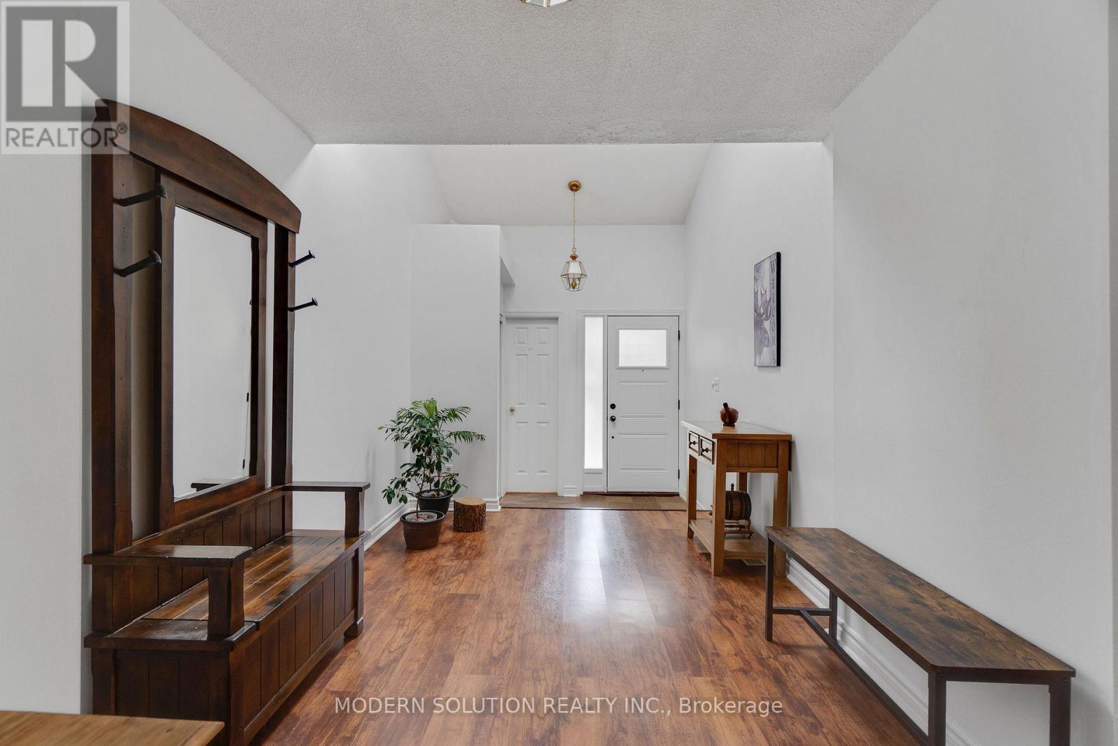 Photo 5 of 25 1021 Cedarglen Gate, Mississauga ON