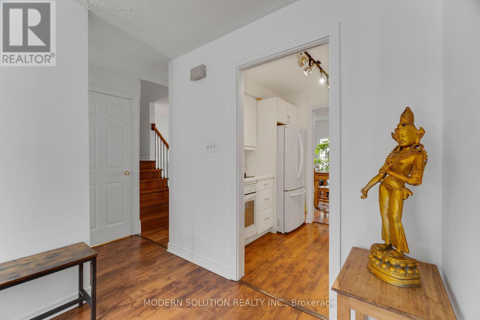 Photo 7 of 25 1021 Cedarglen Gate, Mississauga ON