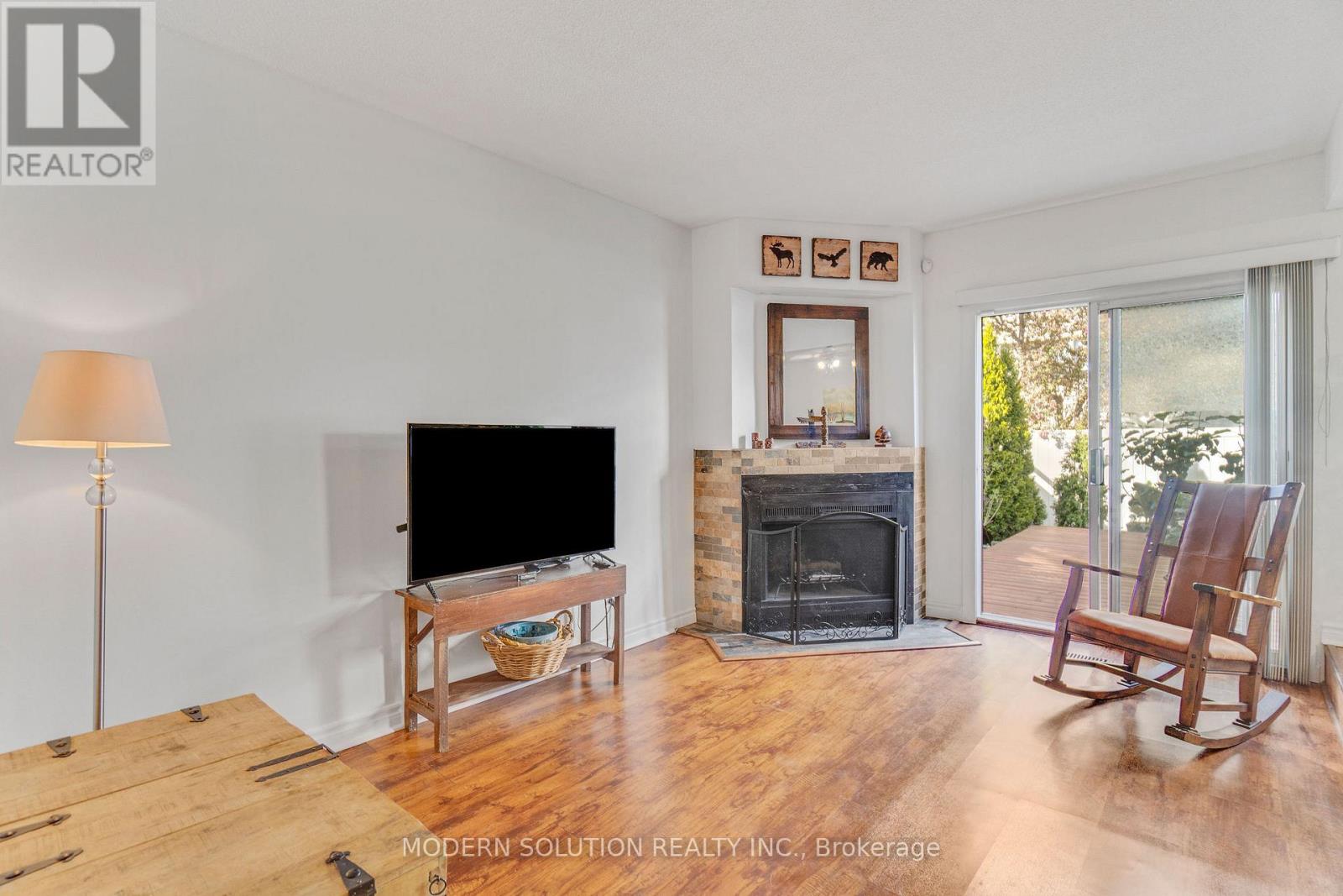 Photo 8 of 25 1021 Cedarglen Gate, Mississauga ON