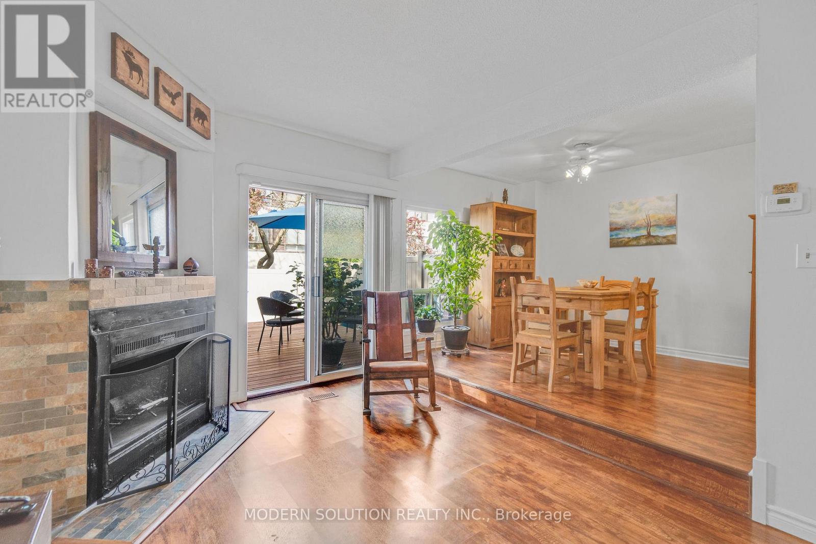 Photo 9 of 25 1021 Cedarglen Gate, Mississauga ON