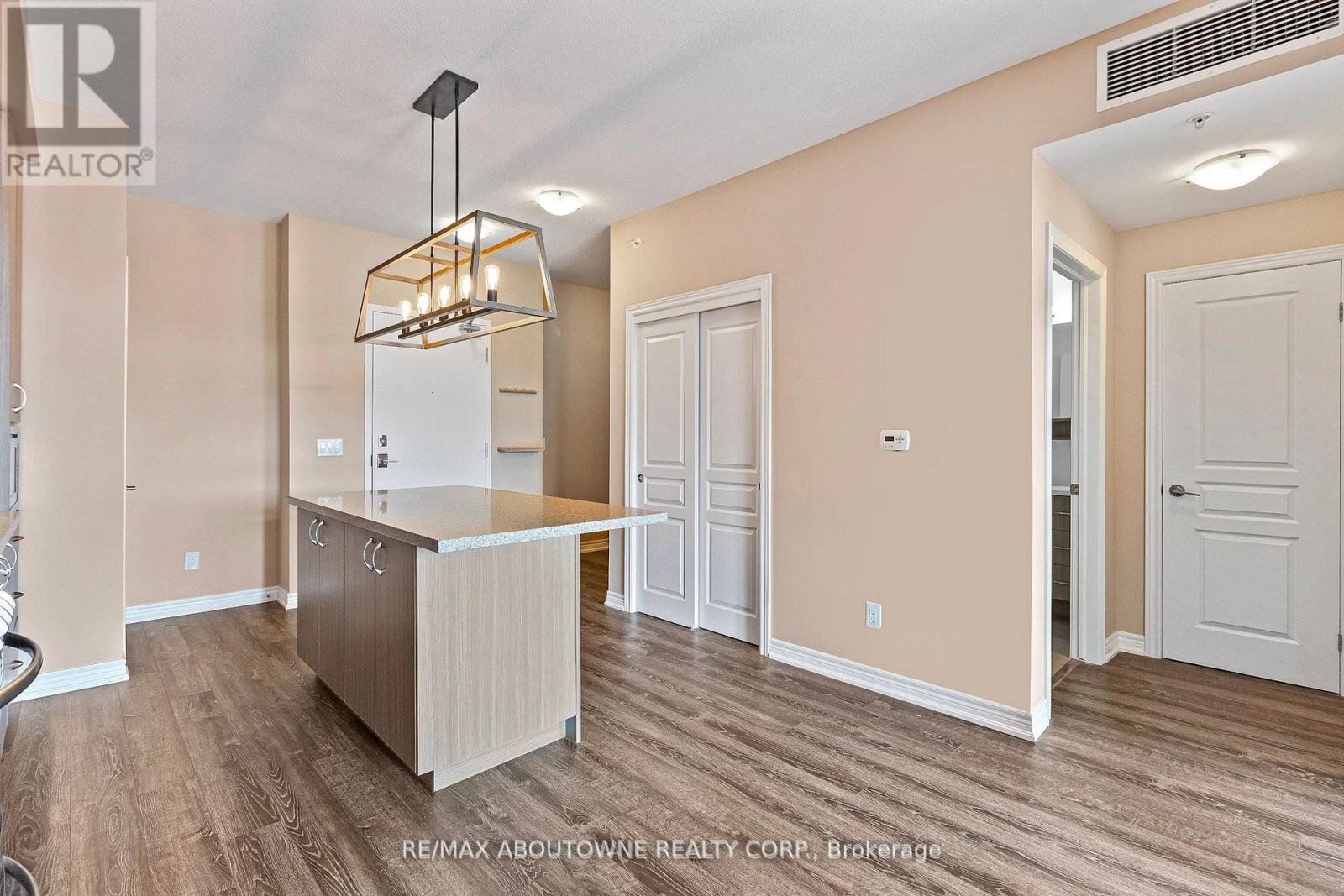 Photo 15 of 322 457 Plains Road E, Burlington ON