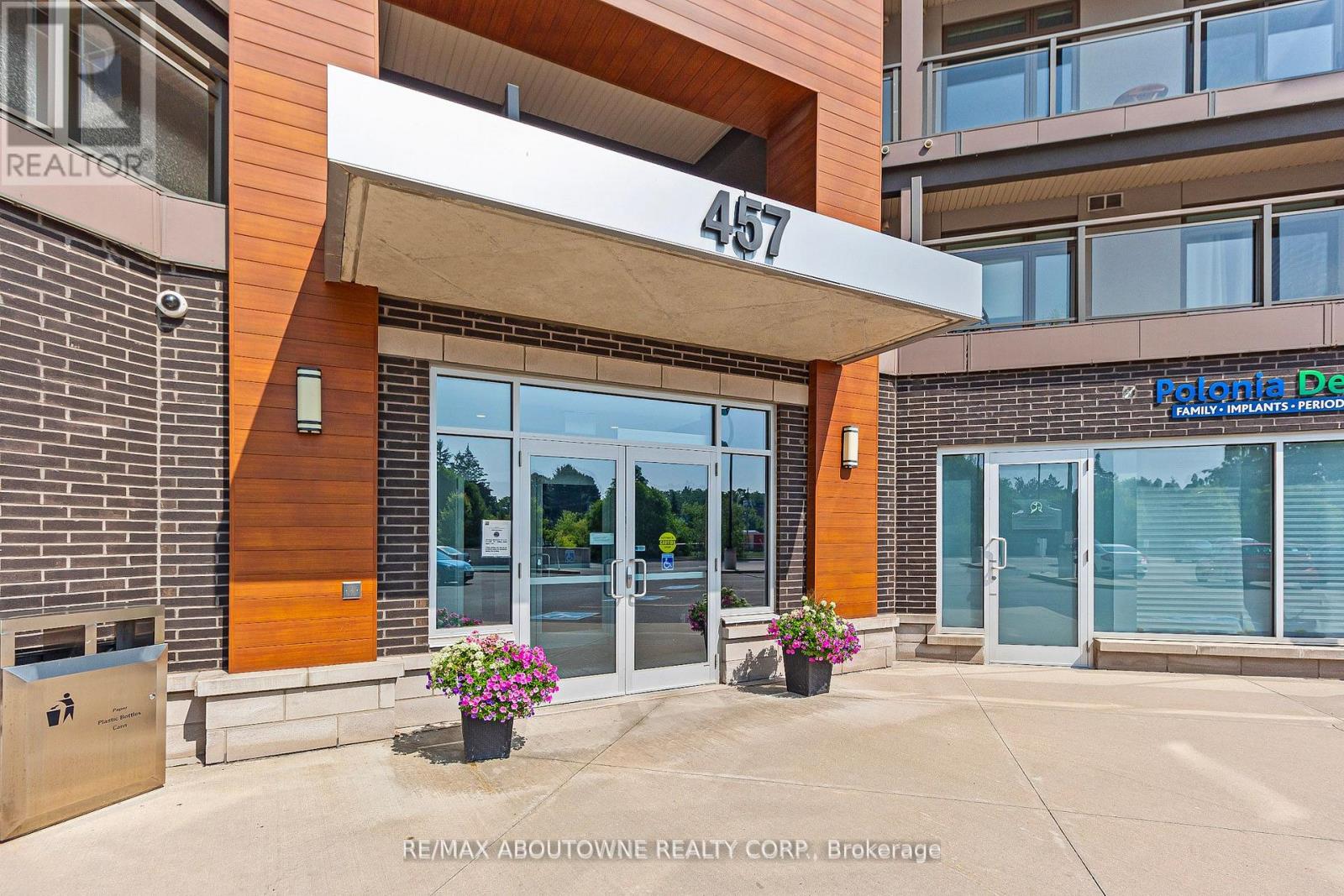 Photo 2 of 322 457 Plains Road E, Burlington ON