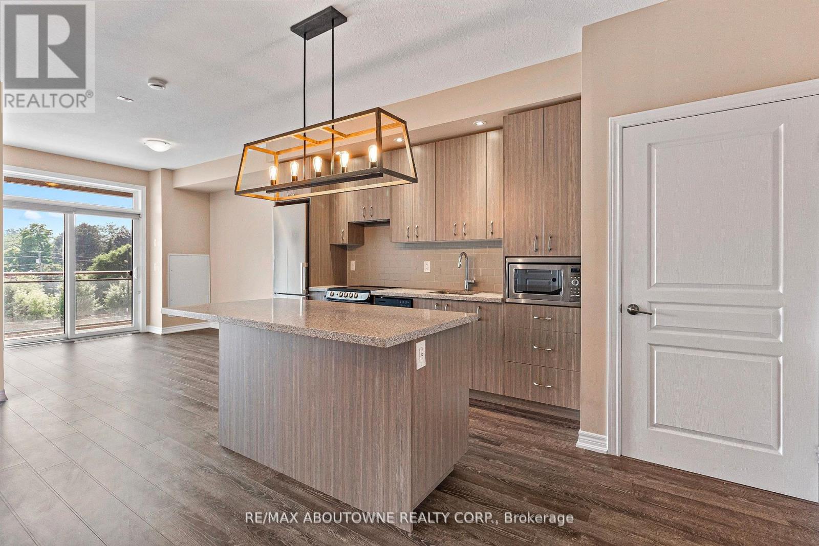 Photo 8 of 322 457 Plains Road E, Burlington ON