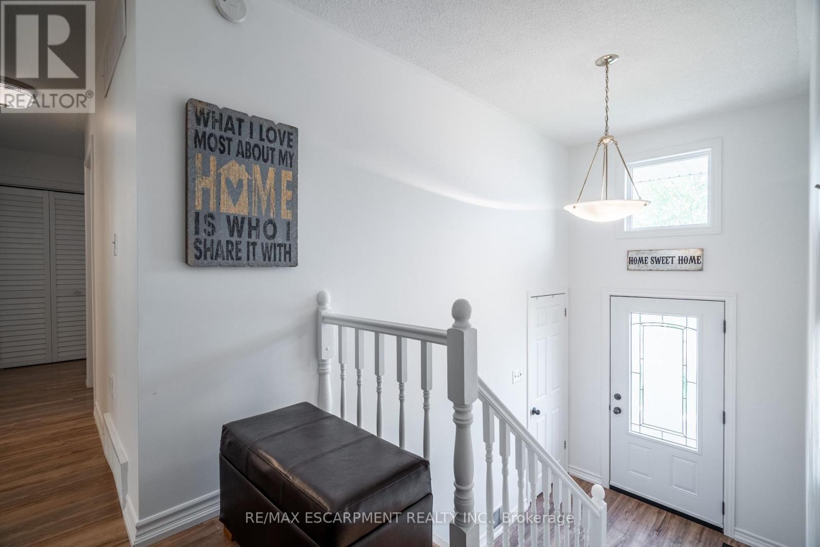 Photo 4 of 34 Palm Court, Hamilton ON