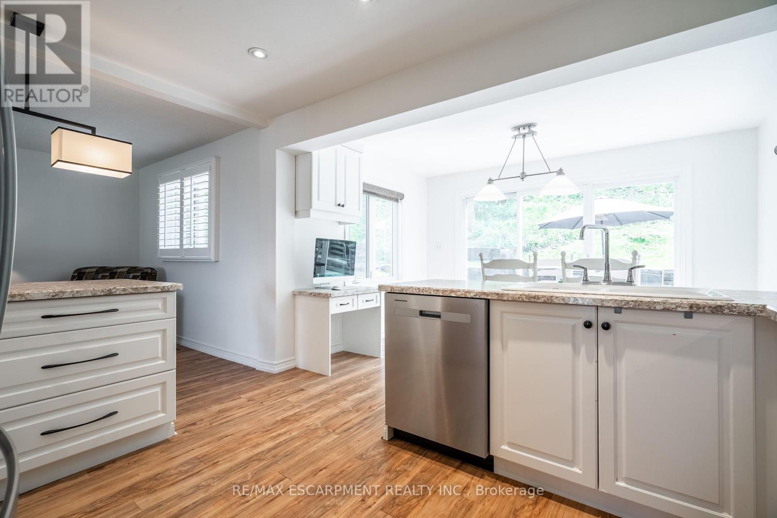 Photo 5 of 34 Palm Court, Hamilton ON