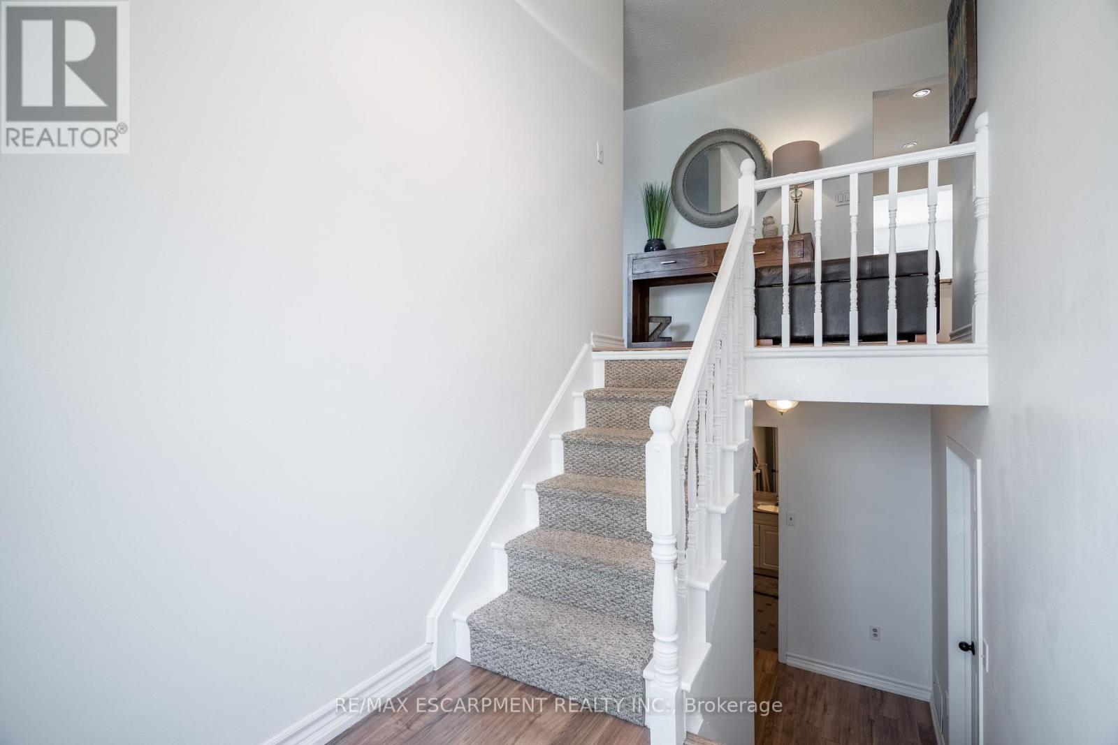Photo 3 of 34 Palm Court, Hamilton ON