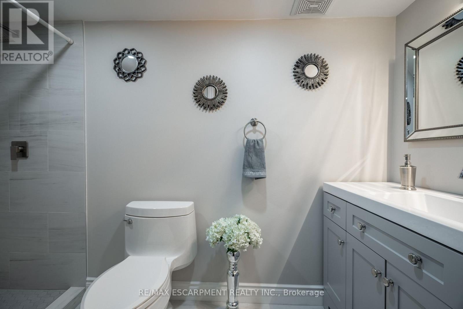 Photo 25 of 41 222 Fall Fair Way, Hamilton ON