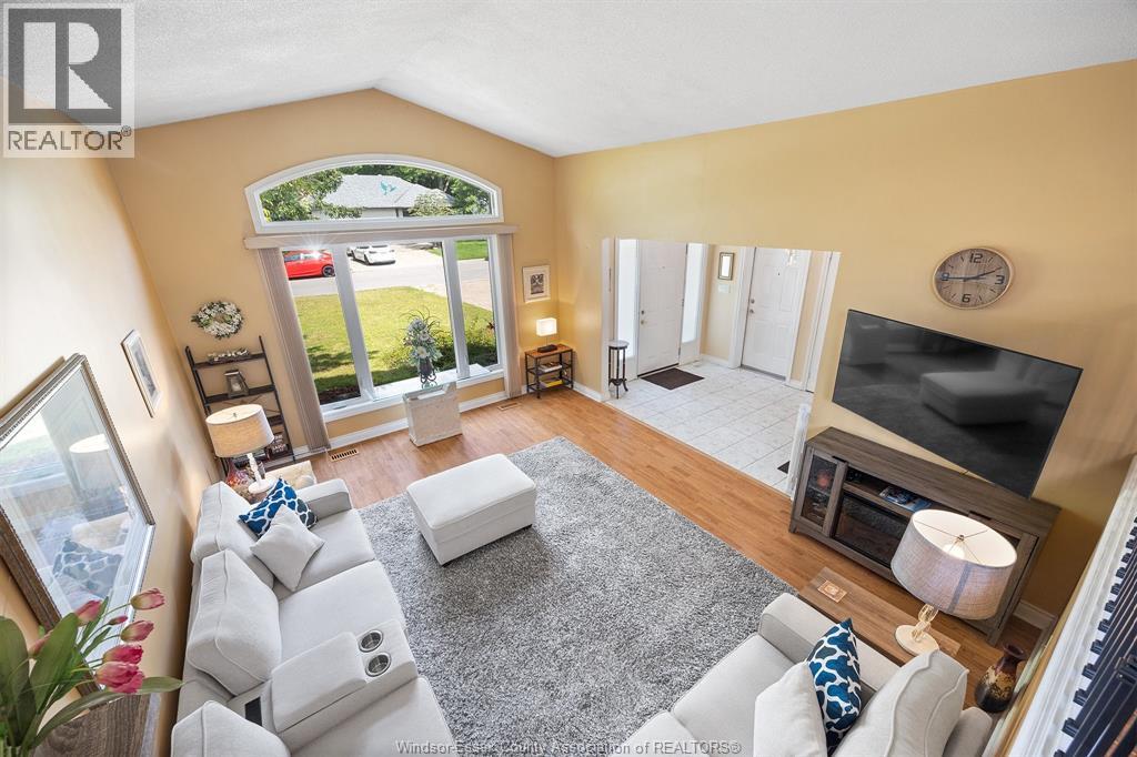 Photo 6 of 605 Smith Crescent, Lasalle ON