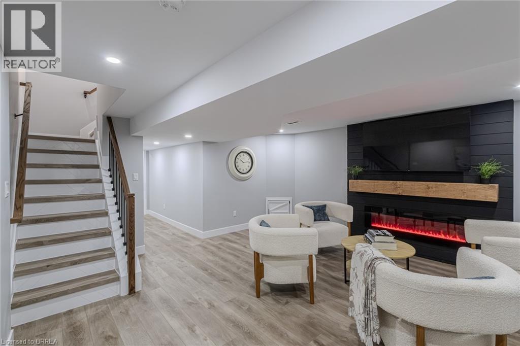 Photo 13 of 17 Banbury Road, Brantford ON