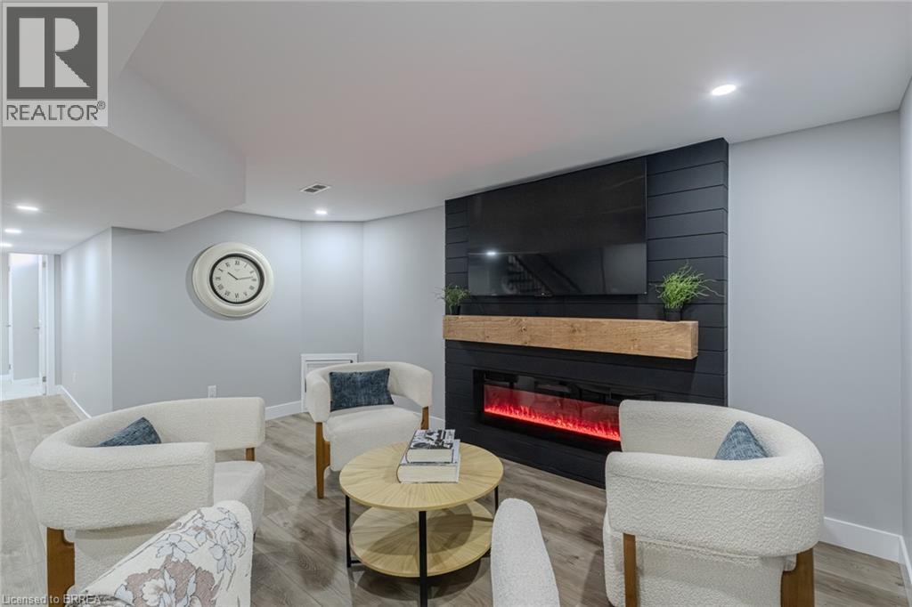 Photo 14 of 17 Banbury Road, Brantford ON