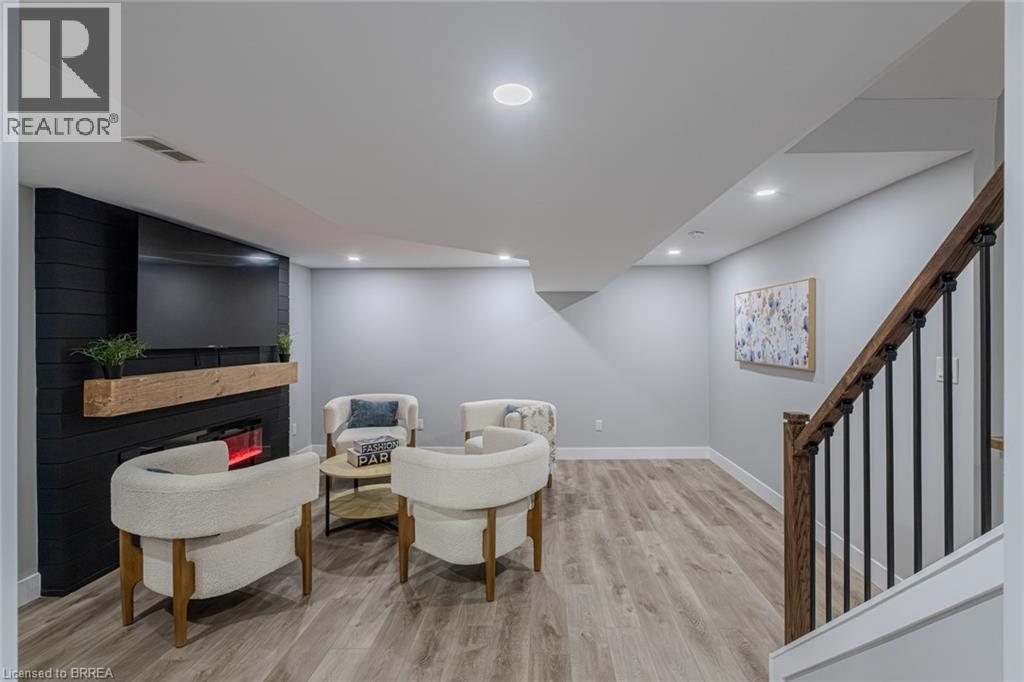 Photo 15 of 17 Banbury Road, Brantford ON