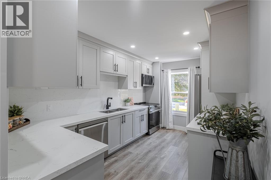 Photo 3 of 17 Banbury Road, Brantford ON