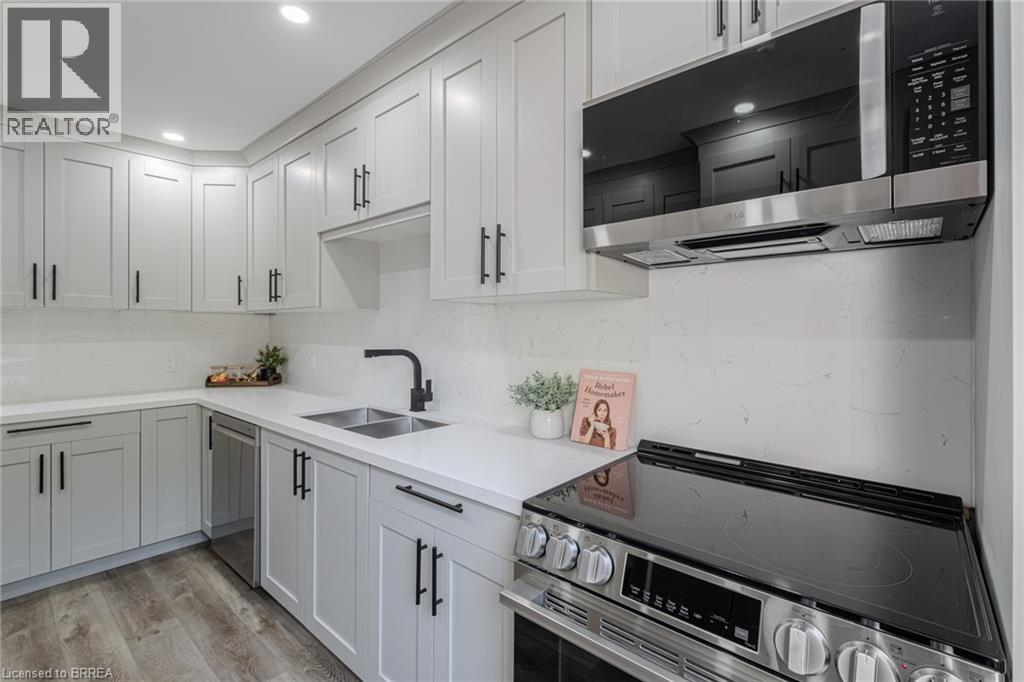 Photo 6 of 17 Banbury Road, Brantford ON