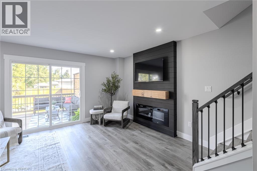 Photo 10 of 17 Banbury Road, Brantford ON