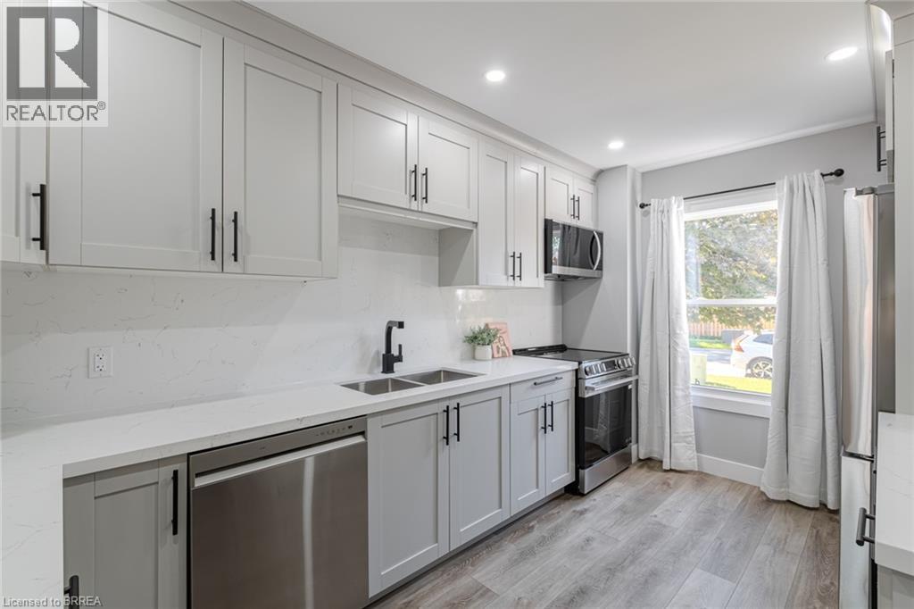 Photo 4 of 17 Banbury Road, Brantford ON