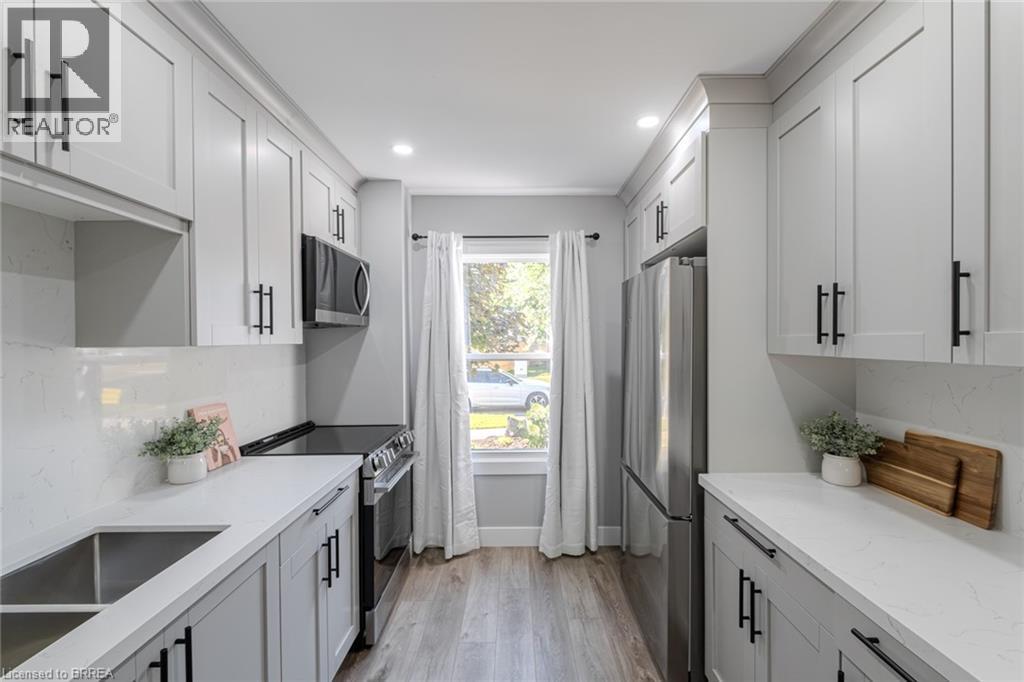 Photo 5 of 17 Banbury Road, Brantford ON