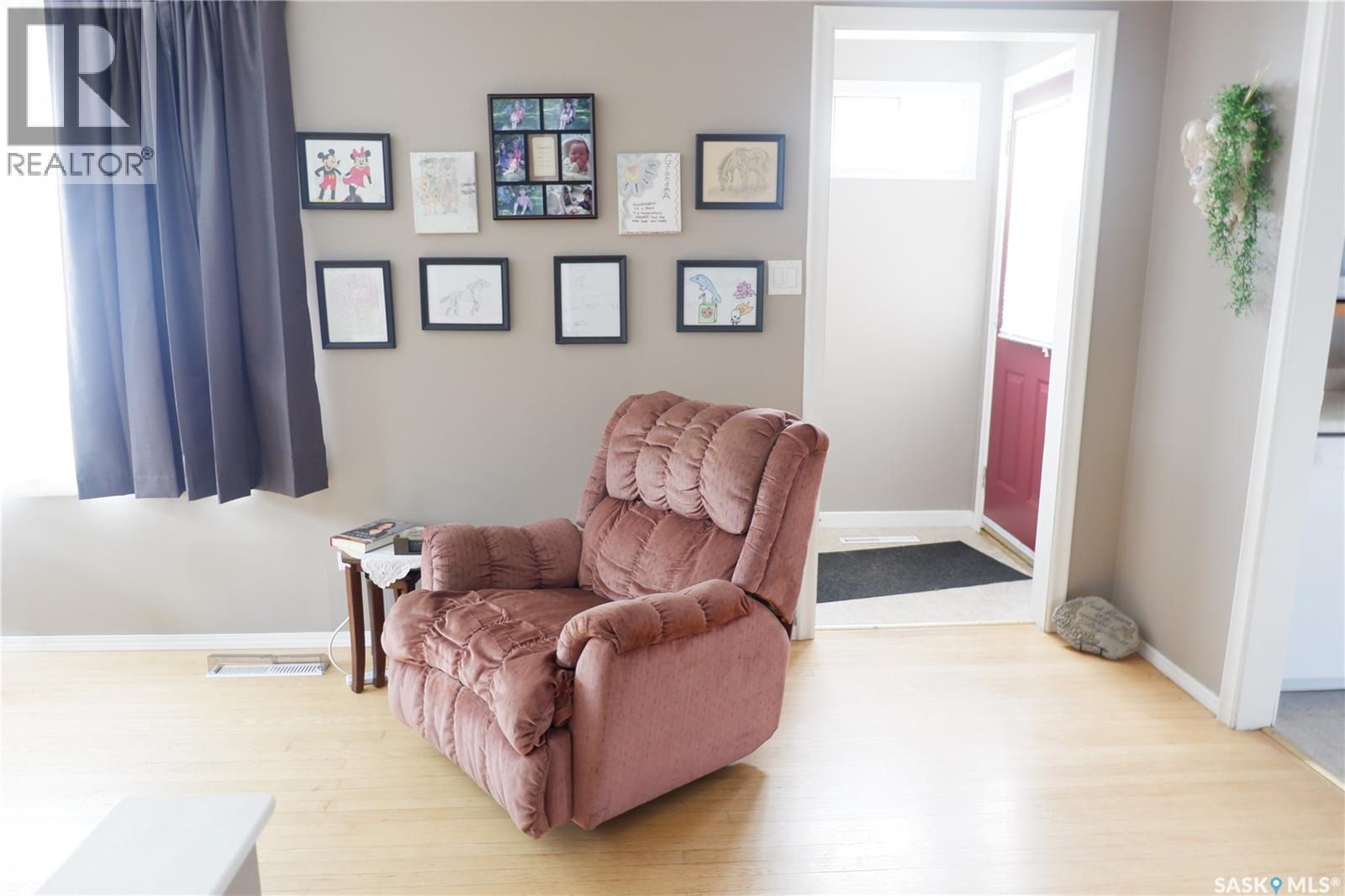 Photo 10 of 509 4th Avenue E, Assiniboia SK