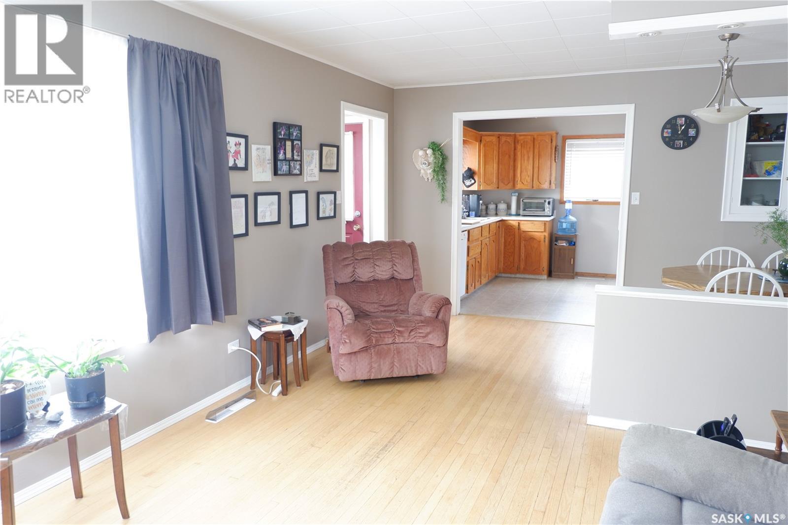 Photo 11 of 509 4th Avenue E, Assiniboia SK
