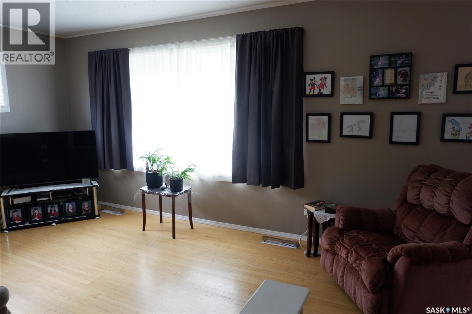 Photo 9 of 509 4th Avenue E, Assiniboia SK