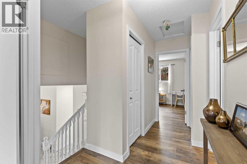 Photo 27 of 131 Stratton Crescent Sw, Calgary AB