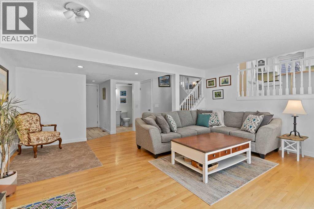 Photo 18 of 131 Stratton Crescent Sw, Calgary AB