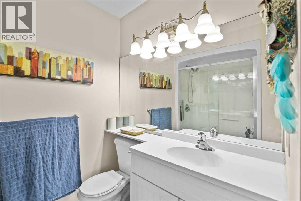 Photo 26 of 131 Stratton Crescent Sw, Calgary AB
