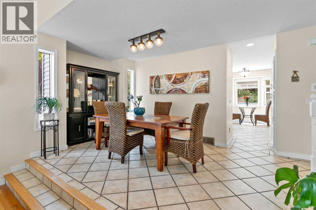 Photo 8 of 131 Stratton Crescent Sw, Calgary AB