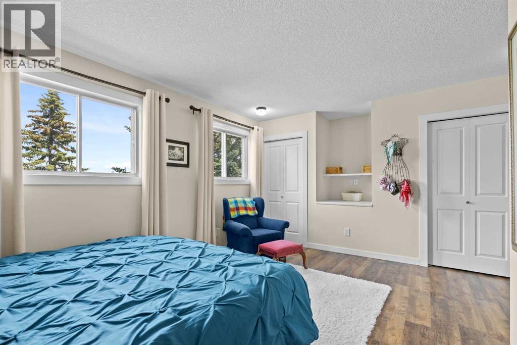 Photo 25 of 131 Stratton Crescent Sw, Calgary AB