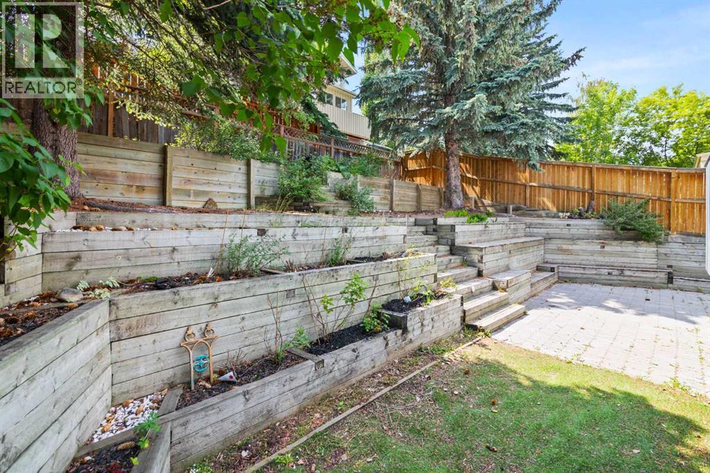 Photo 35 of 131 Stratton Crescent Sw, Calgary AB