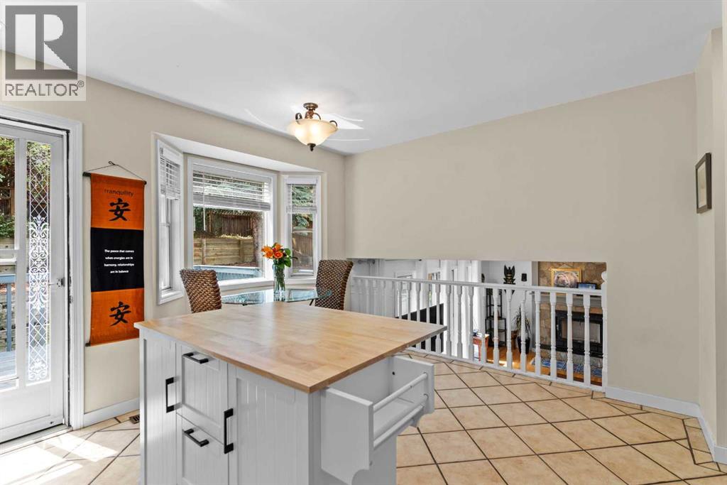 Photo 13 of 131 Stratton Crescent Sw, Calgary AB