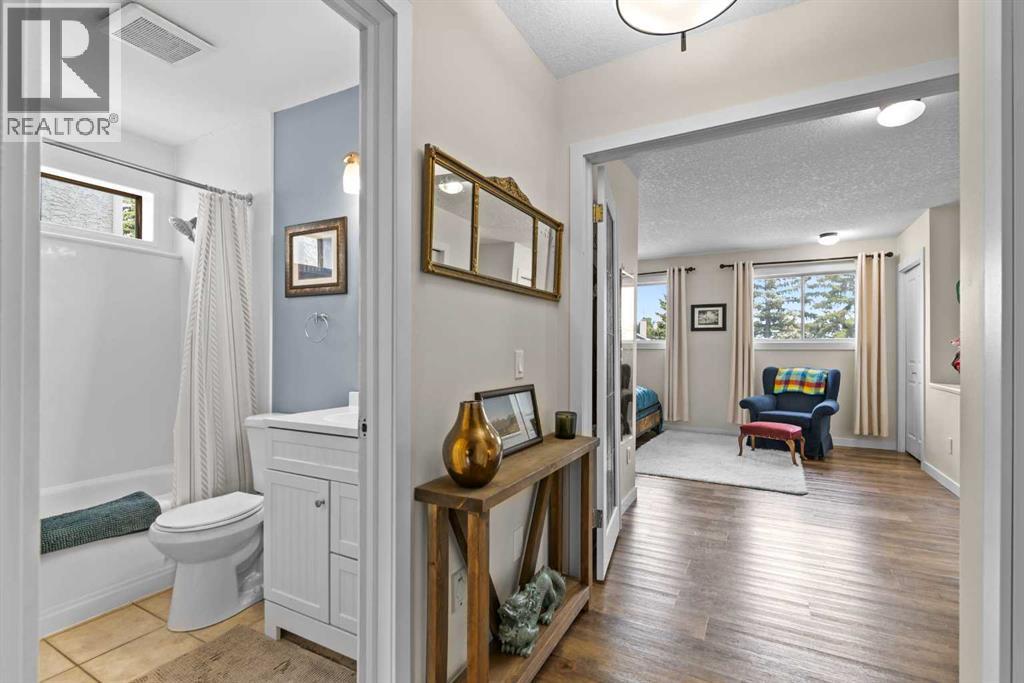 Photo 23 of 131 Stratton Crescent Sw, Calgary AB