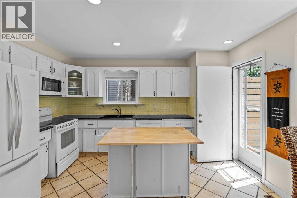 Photo 11 of 131 Stratton Crescent Sw, Calgary AB