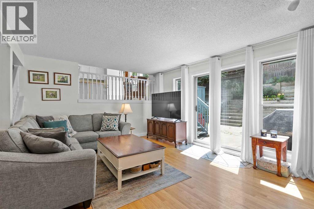 Photo 17 of 131 Stratton Crescent Sw, Calgary AB