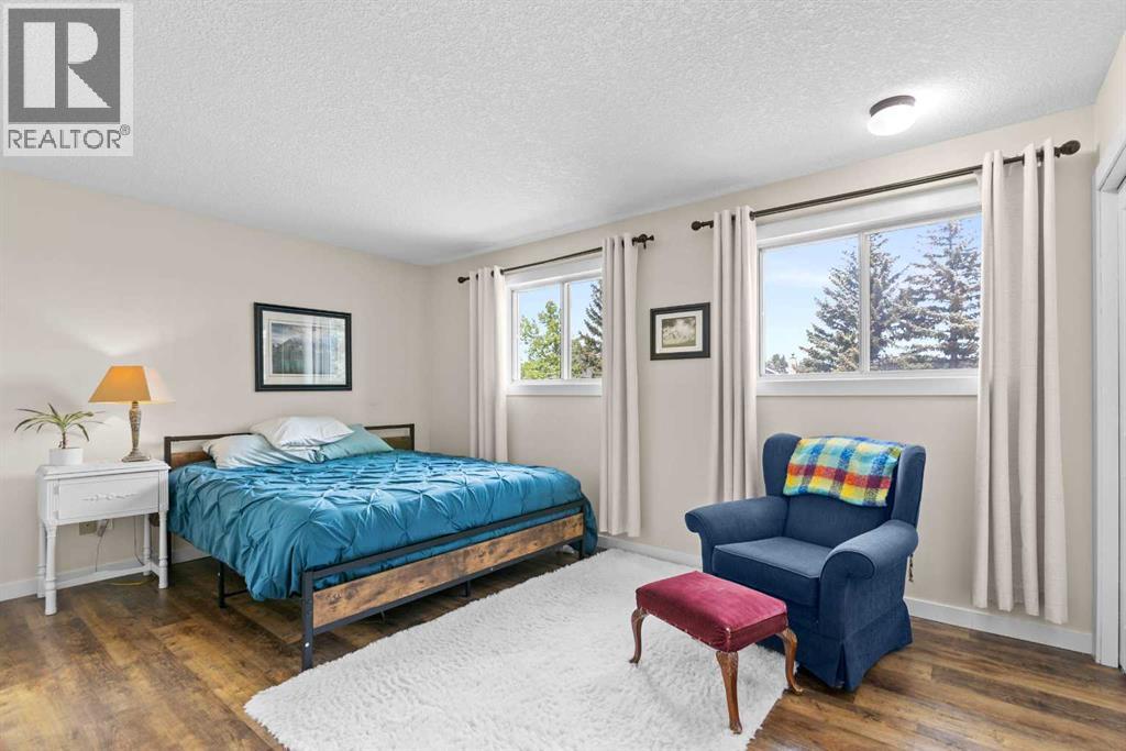 Photo 24 of 131 Stratton Crescent Sw, Calgary AB