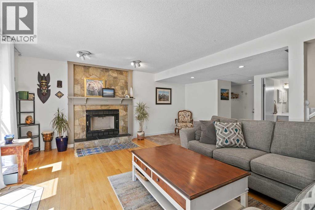 Photo 19 of 131 Stratton Crescent Sw, Calgary AB
