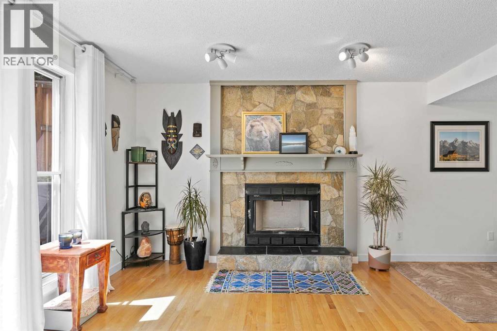 Photo 20 of 131 Stratton Crescent Sw, Calgary AB
