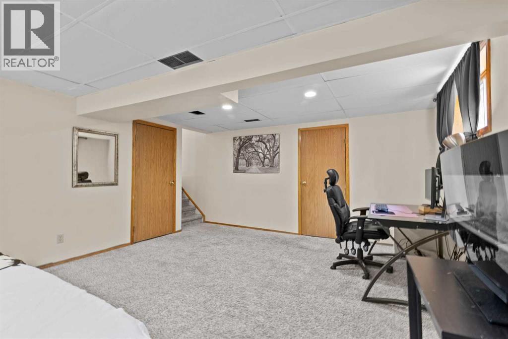 Photo 32 of 131 Stratton Crescent Sw, Calgary AB