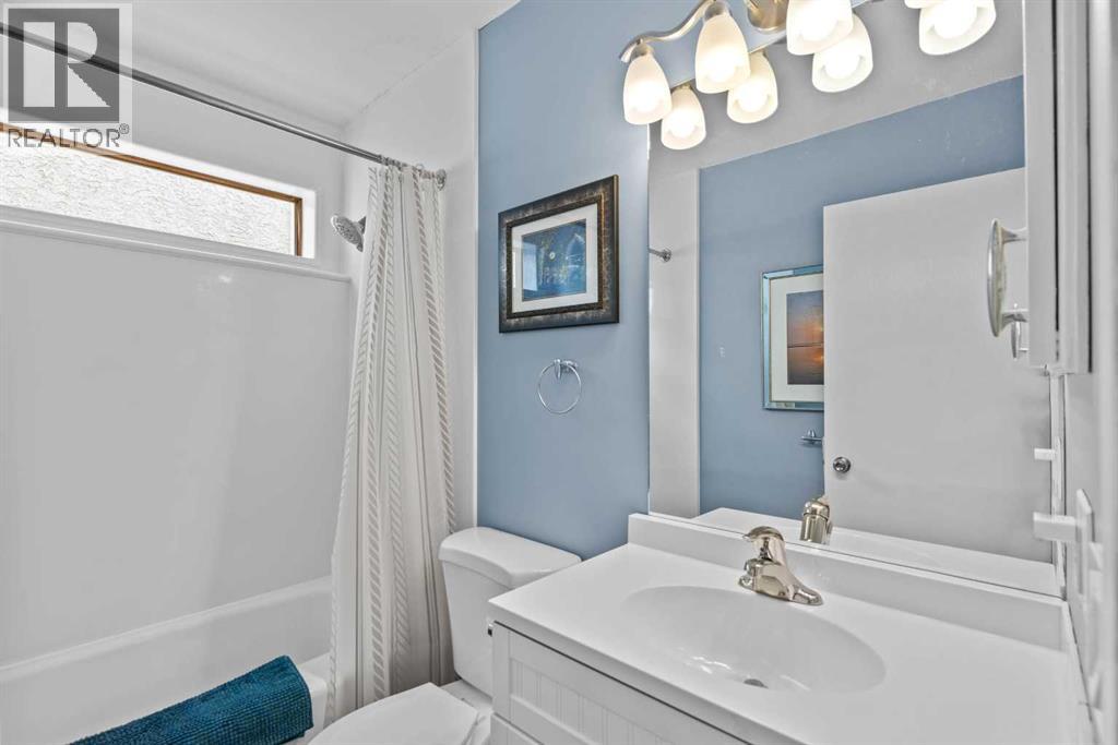 Photo 28 of 131 Stratton Crescent Sw, Calgary AB