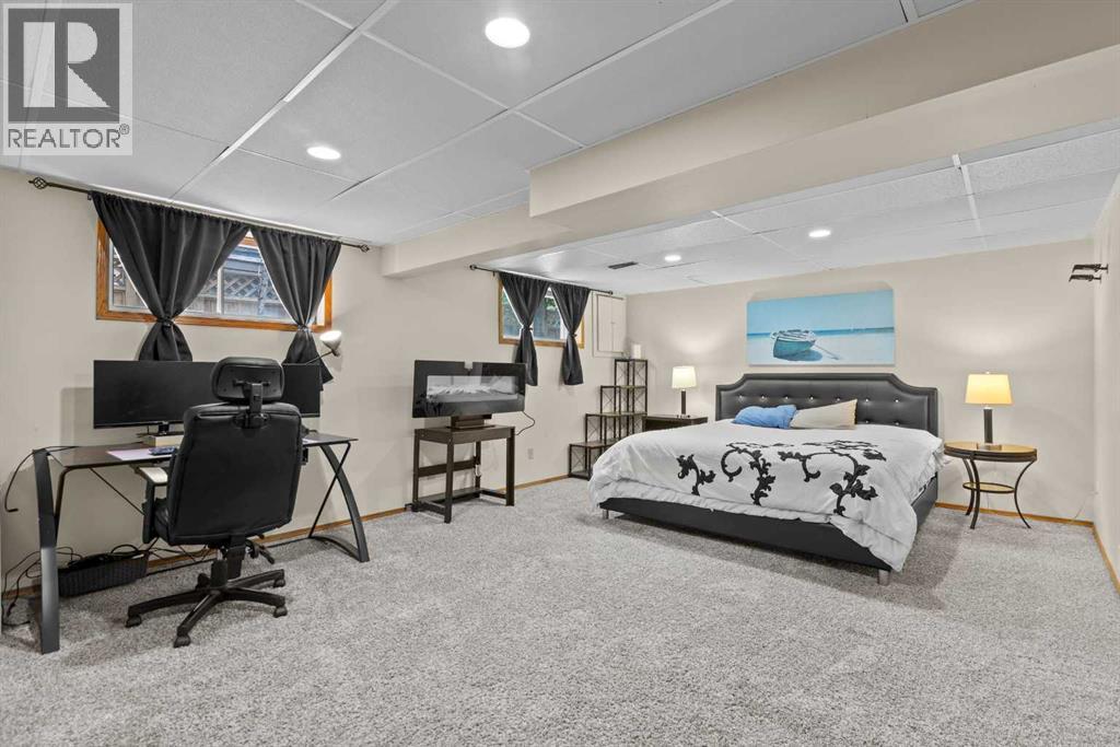 Photo 31 of 131 Stratton Crescent Sw, Calgary AB