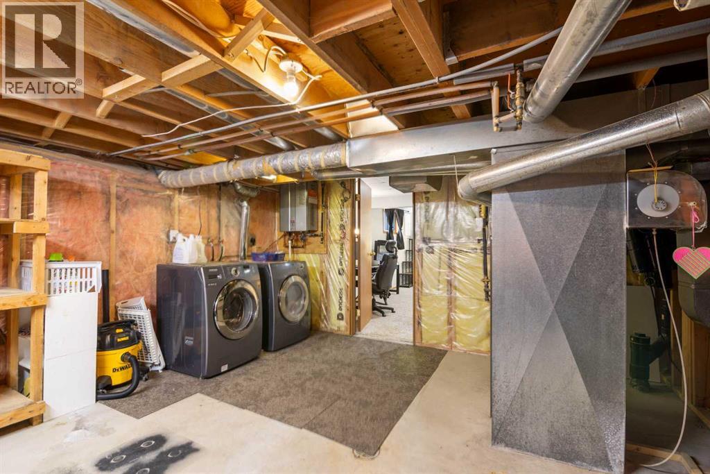 Photo 33 of 131 Stratton Crescent Sw, Calgary AB