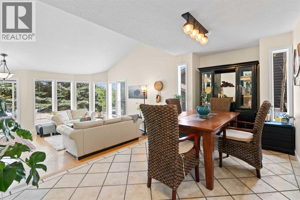 Photo 9 of 131 Stratton Crescent Sw, Calgary AB