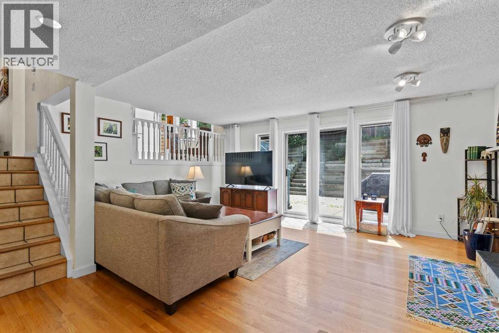 Photo 16 of 131 Stratton Crescent Sw, Calgary AB