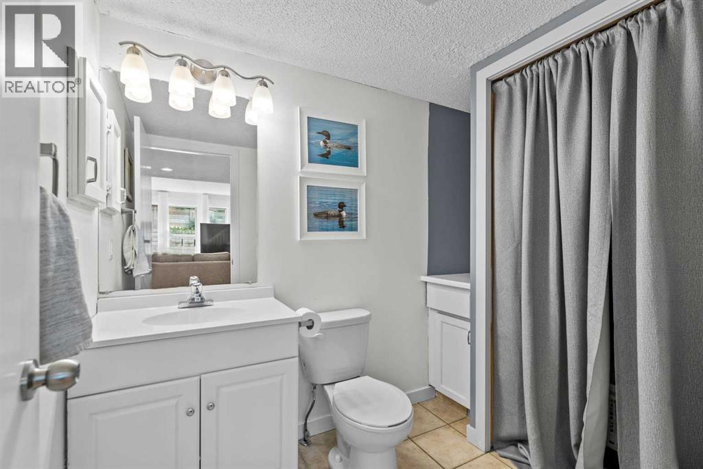 Photo 22 of 131 Stratton Crescent Sw, Calgary AB