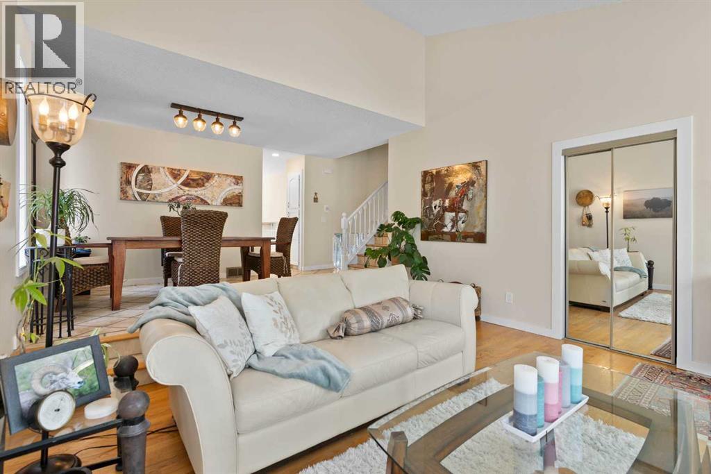 Photo 7 of 131 Stratton Crescent Sw, Calgary AB