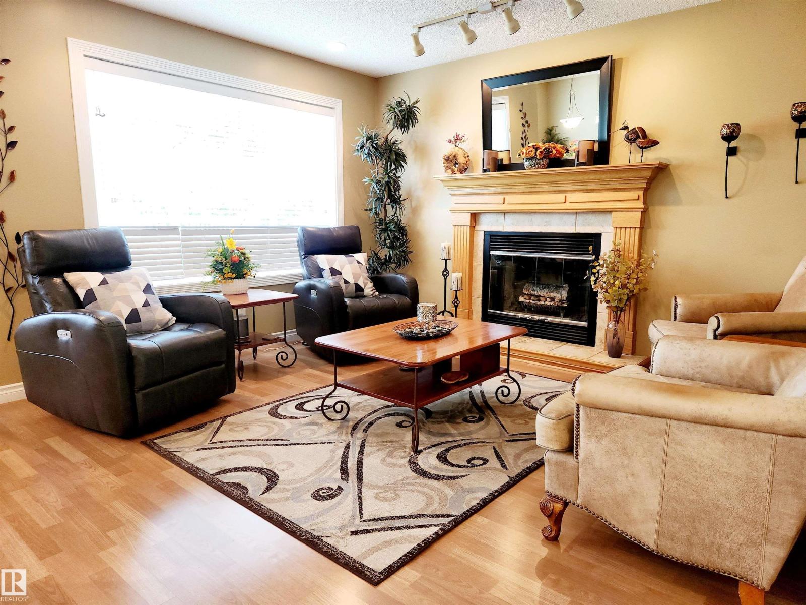 Photo 12 of 20 211 Blackburn E Sw, Edmonton AB