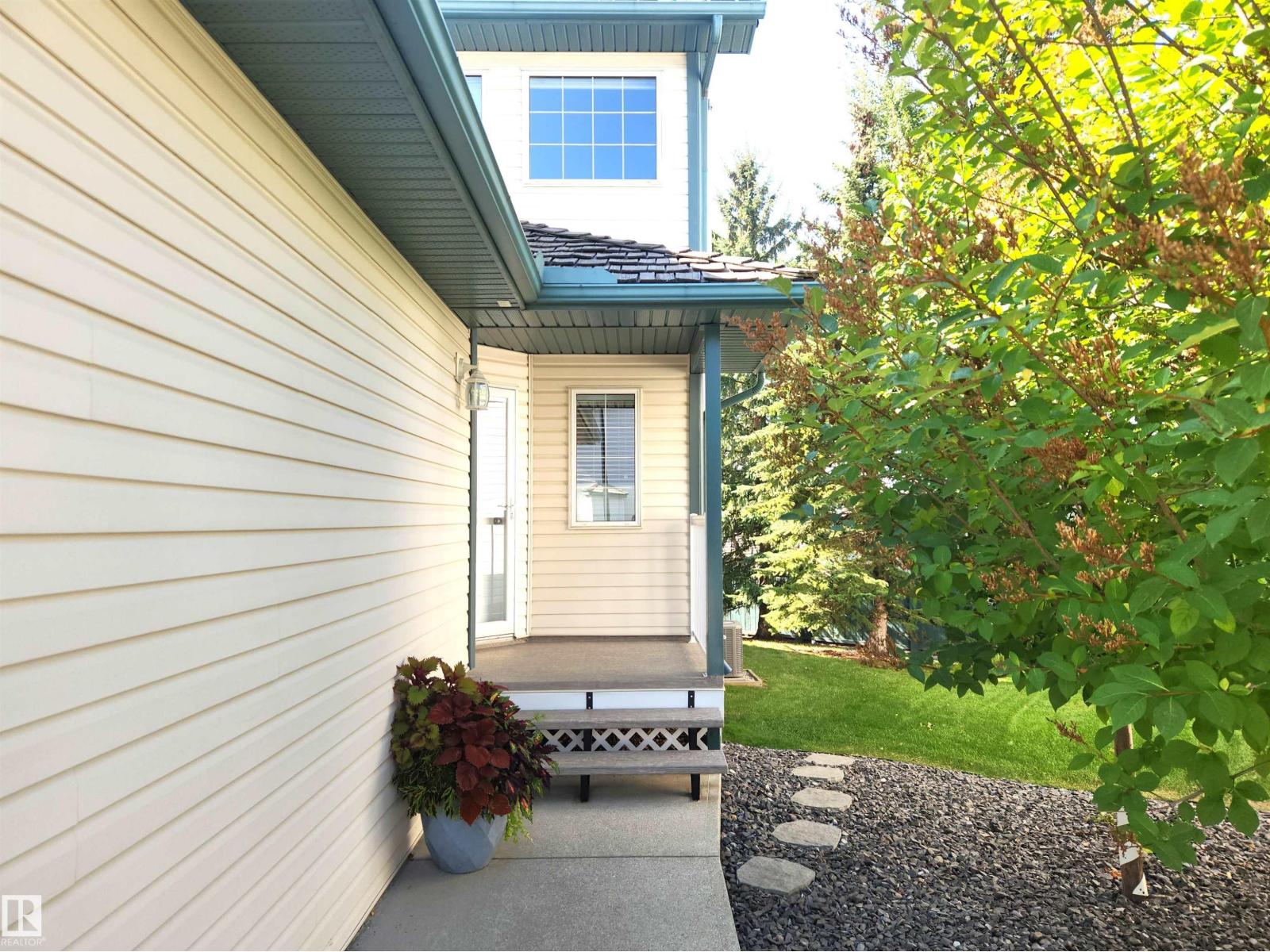 Photo 3 of 20 211 Blackburn E Sw, Edmonton AB
