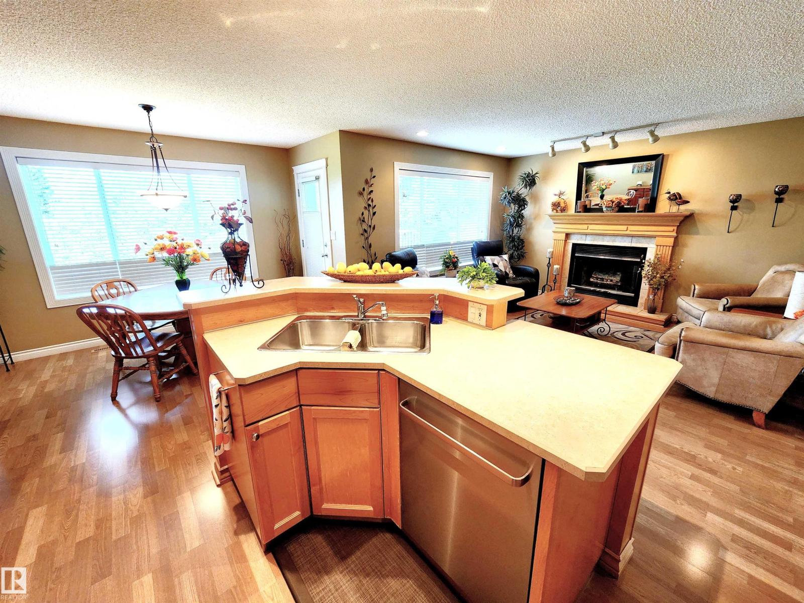 Photo 10 of 20 211 Blackburn E Sw, Edmonton AB