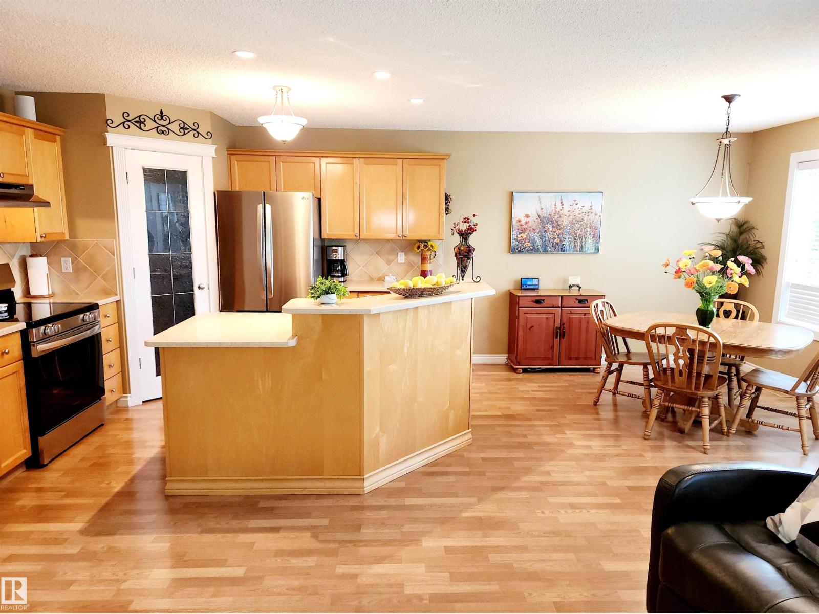 Photo 7 of 20 211 Blackburn E Sw, Edmonton AB