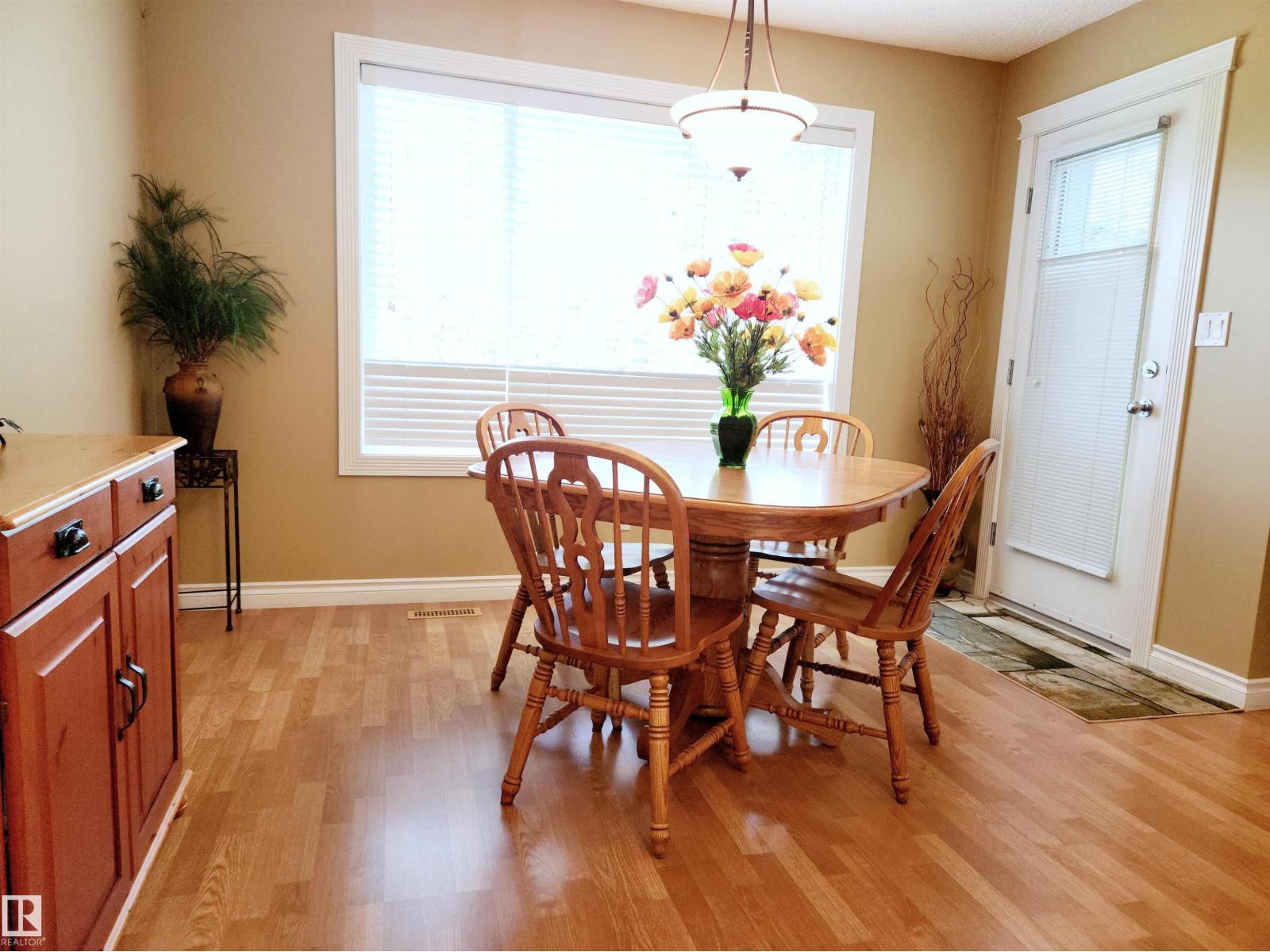 Photo 9 of 20 211 Blackburn E Sw, Edmonton AB
